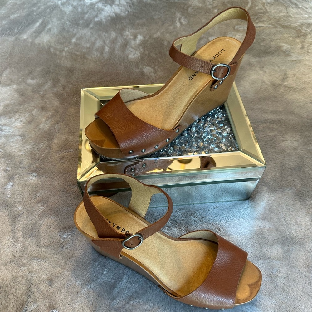 Description-Brown wedge
Brand-Lucky Brand
Size-Women’s 8